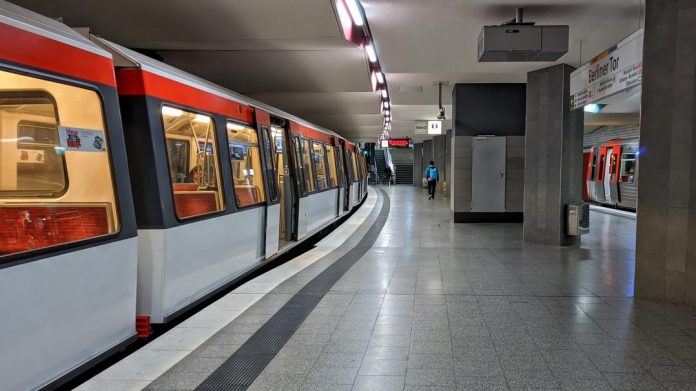 Zwei U-Bahnen halten an der Haltestelle Berliner Tor. U-Bahn Sperrungen Hamburg