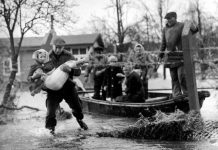 “Opa muss auch noch mit!”: 60 Jahre Sturmflut 1962 Sturmflut. Helfer retten eingeschlossene Bewohner:innen vor den Wassermassen.