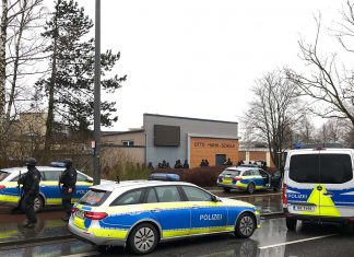 Amokalarm an Otto-Hahn-Schule: Polizei gibt Entwarnung Polizeiaufgebot an der Otto-Hahn-Schule Jenfeld