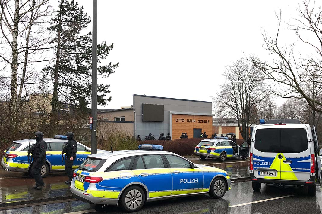 Polizeiaufgebot an der Otto-Hahn-Schule Jenfeld