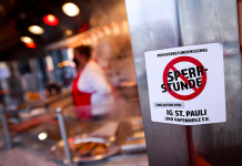 Senat will Corona-Regeln schon zum Wochenende lockern Corona-Regeln in Hamburg: Eine Hinweisschild einer Aktion zur Abschaffung der coronabedingten Sperrstunde ist am Eingang zu einem Imbiss auf der Reeperbahn zu lesen.