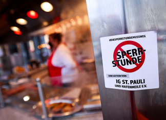 Senat will Corona-Regeln schon zum Wochenende lockern Corona-Regeln in Hamburg: Eine Hinweisschild einer Aktion zur Abschaffung der coronabedingten Sperrstunde ist am Eingang zu einem Imbiss auf der Reeperbahn zu lesen.