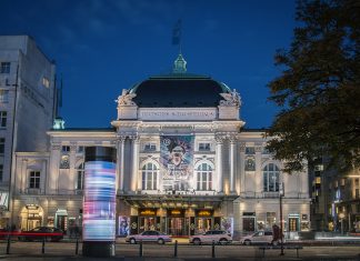 Kultur in Hamburg zum Studipreis Außenansicht des Deutschen Schauspielhauses bei Nacht. Im Vordergrund ist eine Litfasssäule beleuchtet.