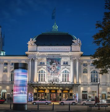 Kultur in Hamburg zum Studipreis Außenansicht des Deutschen Schauspielhauses bei Nacht. Im Vordergrund ist eine Litfasssäule beleuchtet.