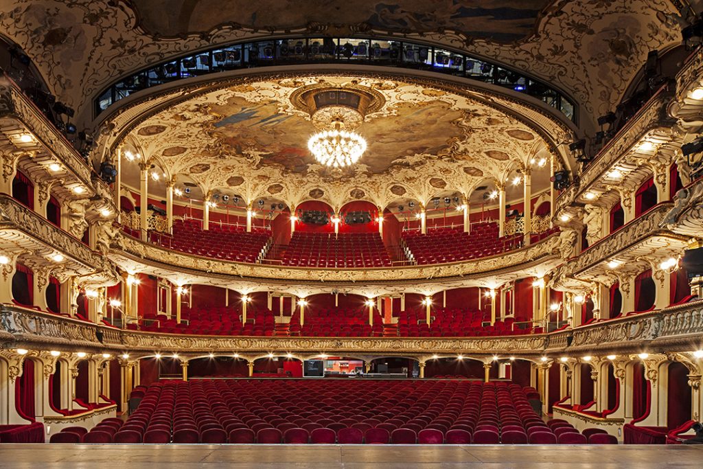 Deutsches Schauspielhaus in Hamburg, Blick von der Bühne in den Saal. 