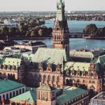 Sinkende Inzidenzen und gute Stimmung im Einzelhandel Hamburger Rathaus und Innenstadt von oben