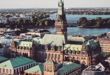 Sinkende Inzidenzen und gute Stimmung im Einzelhandel Hamburger Rathaus und Innenstadt von oben