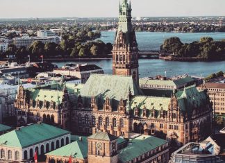 Sinkende Inzidenzen und gute Stimmung im Einzelhandel Hamburger Rathaus und Innenstadt von oben