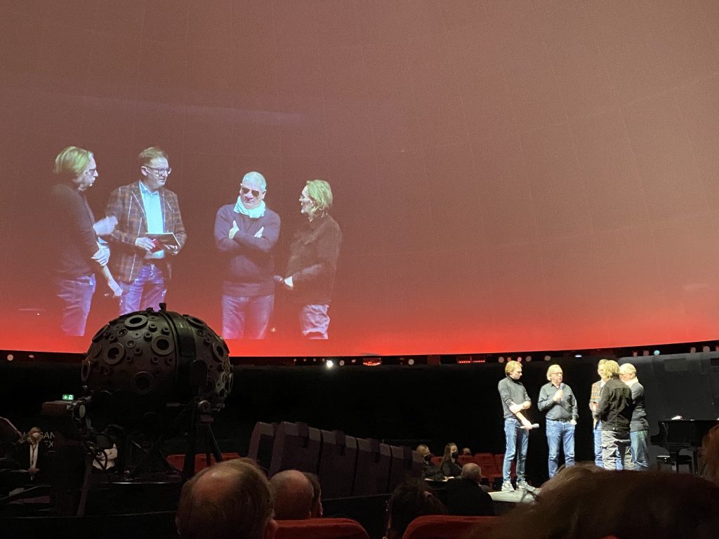 Die vier Verantwortlichen der U96 Jules Verne Experience im Planetarium Hamburg auf der Bühne.