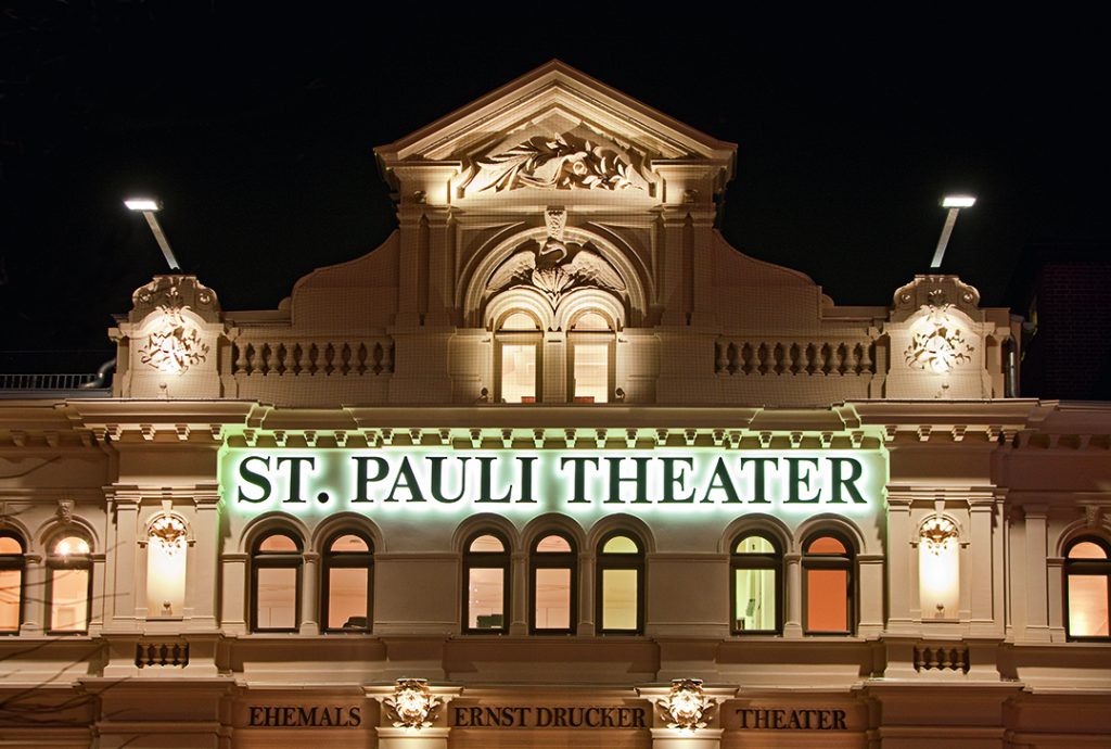 Foto der Fassade des St.-Pauli-Theaters bei Nacht.