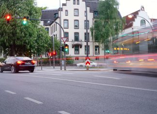 Verkehrsstatistik 2021: Mehr Unfälle trotz Corona-Pandemie Verkehr Hamburg: Ein Auto fährt über eine Kreuzung.