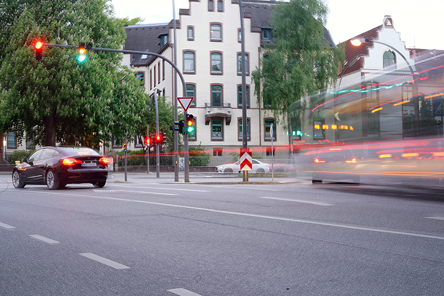 Verkehr Hamburg: Ein Auto fährt über eine Kreuzung.