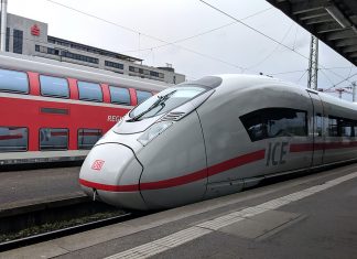 ICE-Streckensperrung zwischen Hamburg und Berlin aufgehoben Ein ICE im einem Bahnhof seht wegen der Bahnsperrung zwischen Hamburg-Berlin