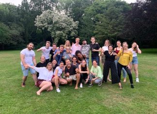 Hamburgs schönste On-Off-Beziehung – DiKo 23 sagt Tschüss, Ciao und Bye Bye! Gruppenfoto im Sommer des Diko 23 Jahrgangs.