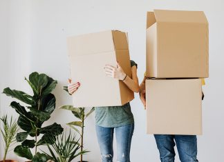 Preissteigerung bei Eigentumswohnungen Ein Paar das sich eine Miet- oder Eigentumswohnung gekauft hat