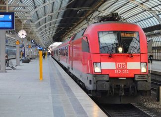 9-Euro-Ticket Hamburg: Rückzahlungen für Studierende RE Richtung Hamburg Hauptbahnhof fährt in Bahnhof ein