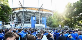 HSV-Fans vor dem Volksparkstadion
