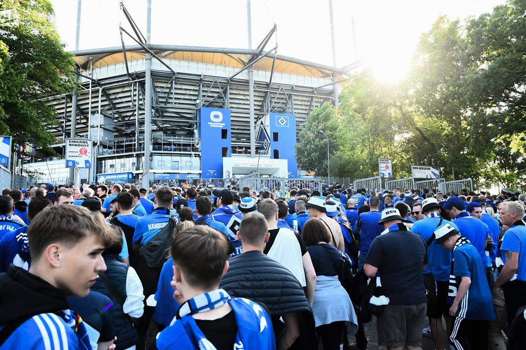 HSV-Fans vor dem Volksparkstadion