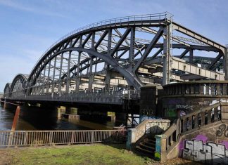 Elbbrücke soll wieder freigegeben werden Die Freihafenelbbrücke im Hafen Hamburg.