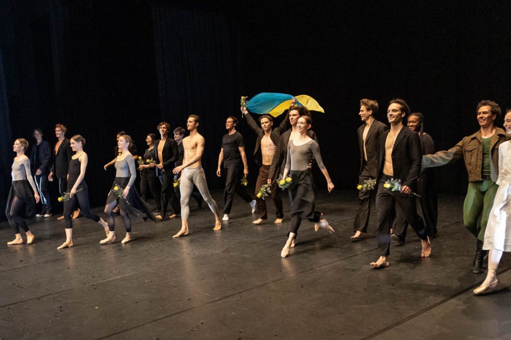 Hamburg Ballett: Gesamtes Ensemble auf der Bühne des Kampnagels nach For The Air That We Breathe