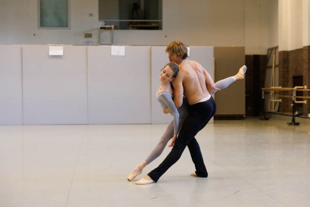 Hamburg Ballett: ukrainische Tänzerin und Tänzer aus dem Hamburger Ensemble in der Probe
