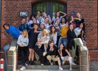 FINK.HAMBURG is back – DiKo 24 sagt Hallo! Gruppenfoto DiKo24 auf einer Treppe auf dem HAW-Campus