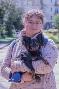 Anastasiya kam mit einem russischen Pass und ihrem Hund Amigo nach Deutschland