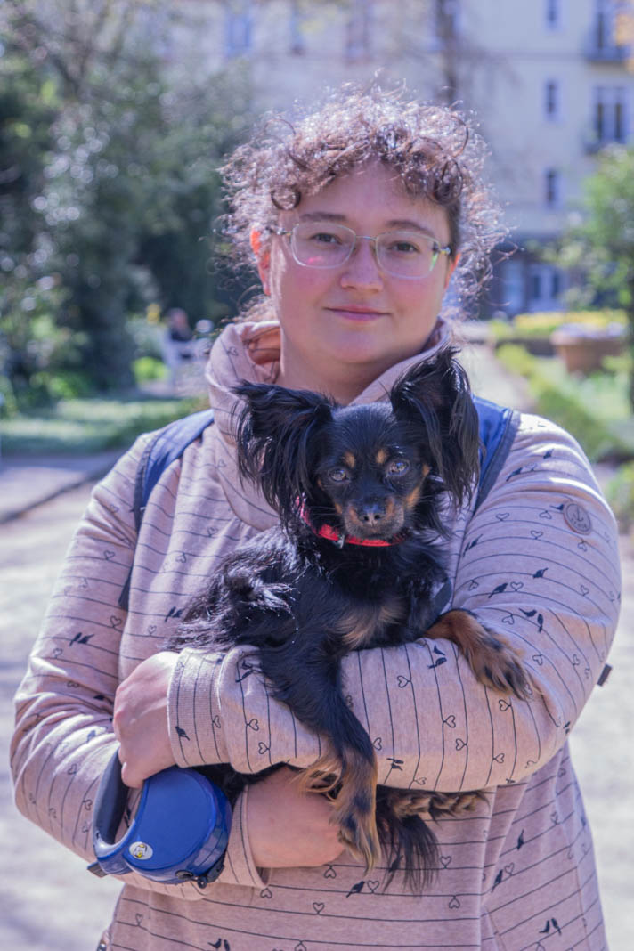 Anastasiya und ihr Hund Amigo im Park