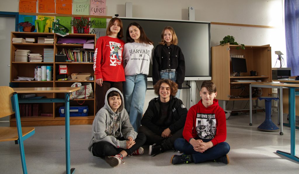 Ukrainische Schüler des Heisenberg Gymnasium Hamburg posieren für ein Gruppenfoto. Foto: Sarah Böse
