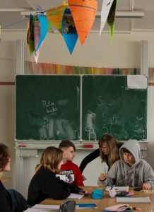 Ukrainische Schüler in Hamburg im Unterricht. An der Tafel steht "Putin huilo" geschrieben.