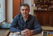 «Вивчення німецької — це зараз пріоритет» Ilya trägt ein blaues Hemd und guckt ernst in die Kamera