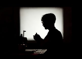 Das Leben ist kurz, zumindest im Film Mann legt Film auf Filmrolle