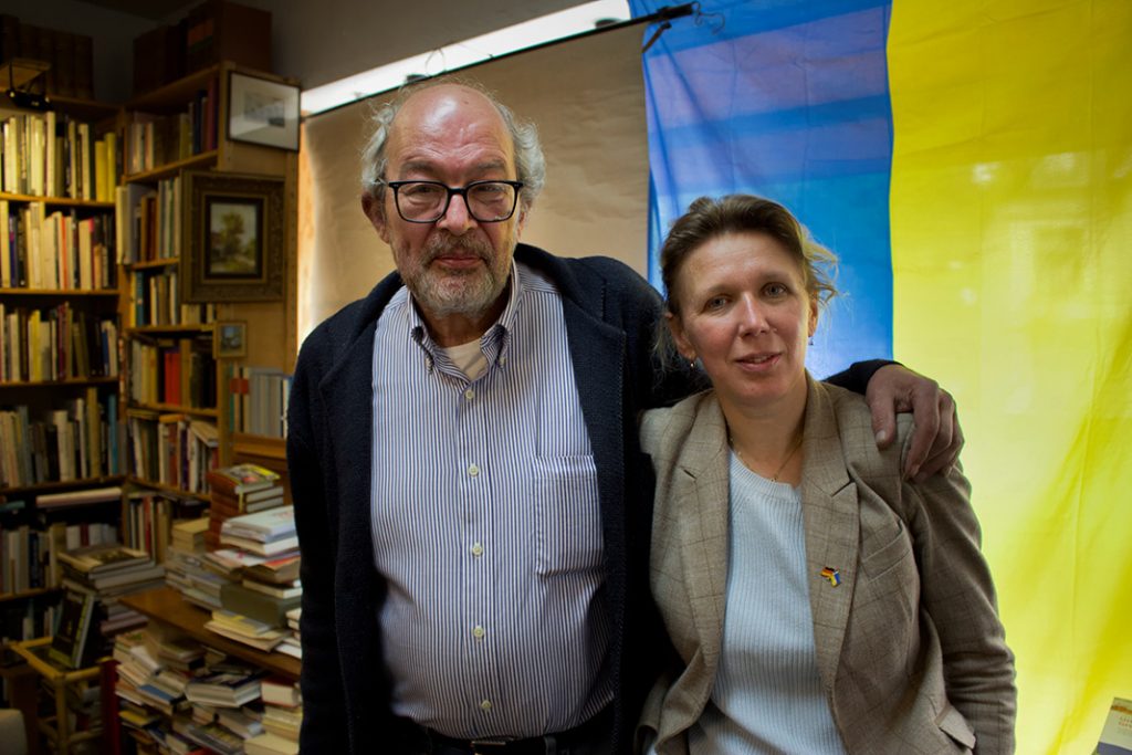 Lutz Heimhalt und Natalia Banakh in ihrer Buchhandlung in Fuhlsbüttel. Foto: Laura Reichhart