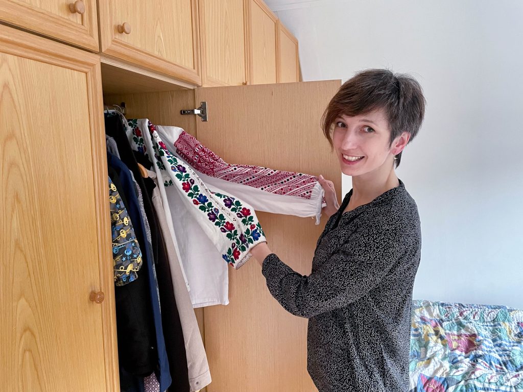 Mara Fedoruk zeigt ihre traditionellen ukrainischen Blusen