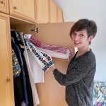 Mara Fedoruk zeigt ihre traditionellen ukrainischen Blusen