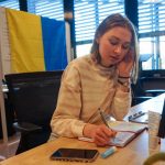 Mariia Bilenka an ihrem Schreibtisch