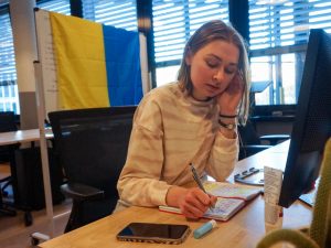 Mariia Bilenka an ihrem Schreibtisch: "Ich verstehe mich als ukrainische Influencerin"