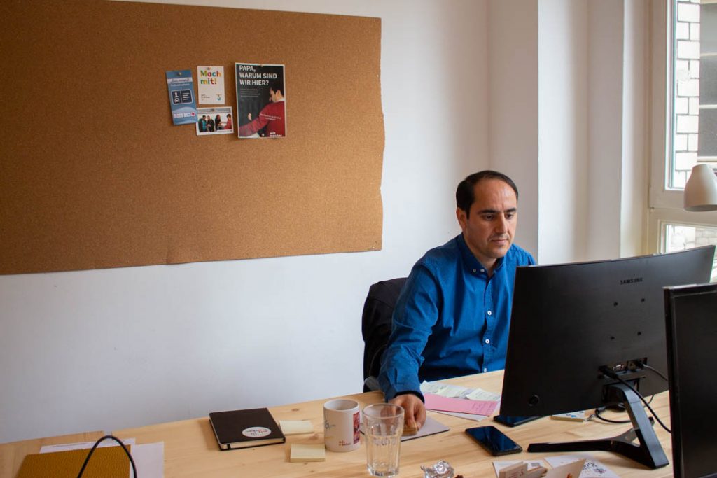 Homayoon Pardis an seinem Schreibtisch im Mitmacher Büro