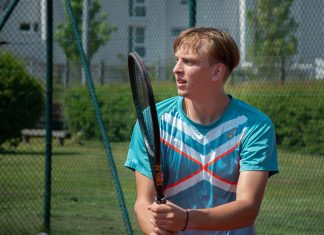 Tennisprofi flüchtet vor Krieg: Ballwechsel von Kiew nach Hamburg Yehor Opanasenko ist Tennisspieler aus der Ukraine, jetzt trainiert er in Hamburg. Er wartet darauf, den Ball zu bekommen.