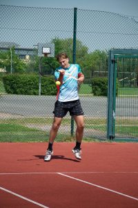 Yehor Opanasenko spielt auch weiter in Hamburg Tennis. Konzentriert spielt er den Ball zurück über das Netz.
