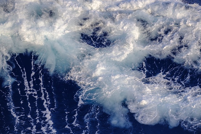 Wellen im Wasser; Seenotrettung