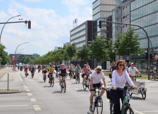 Mobil ohne Auto: Fahrradsternfahrt am Sonntag Kolonne von Radfahrerer*Innen auf der Fahrradsternfahrt in Hamburg