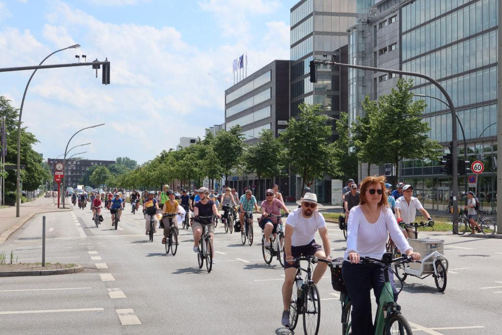 Kolonne von Radfahrerer*Innen auf der Fahrradsternfahrt in Hamburg