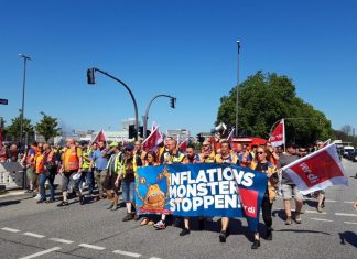 Tarifeinigung gescheitert – Verdi verhandelt weiter Verdi Warnstreik in Hamburg unter blauem Himmel. Die Demonstrierenden halten Protestschilder hoch.