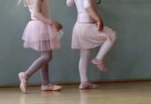 Sport für Geflüchtete: Bewegung macht den Kopf frei Sport beim ETV: zwei Kinderfüße beim Ballett