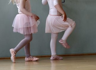 Sport für Geflüchtete: Bewegung macht den Kopf frei Sport beim ETV: zwei Kinderfüße beim Ballett