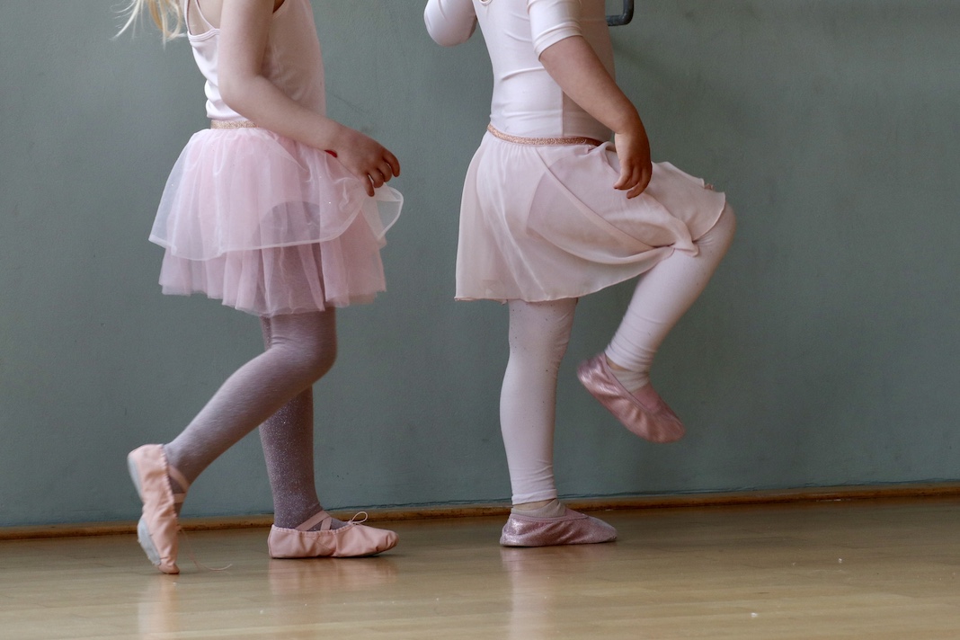 Sport beim ETV: zwei Kinderfüße beim Ballett