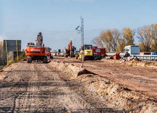 Kieler Straße halb gesperrt Kieler Straße gesperrt: Bagger arbeiten an einer Straße.