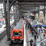 9-Euro-Ticket: Start in Hamburg Hauptbahnhof Hamburg: Sicht auf die Gleise, bei einfahrender Bahn am Starttag des Neun-Euro-Tickets.