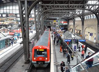9-Euro-Ticket: Start in Hamburg Hauptbahnhof Hamburg: Sicht auf die Gleise, bei einfahrender Bahn am Starttag des Neun-Euro-Tickets.